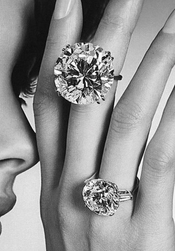 кольцо с большим бриллиантом