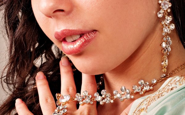 ювелирные украшения на девушке