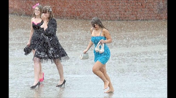 девушка попала под дождь