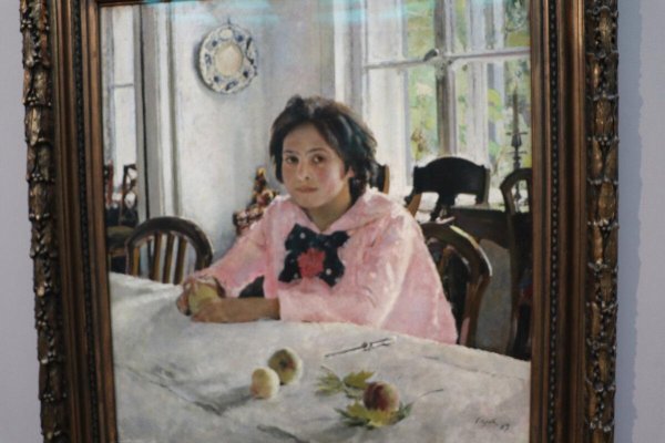 картина серова девочка с персиками