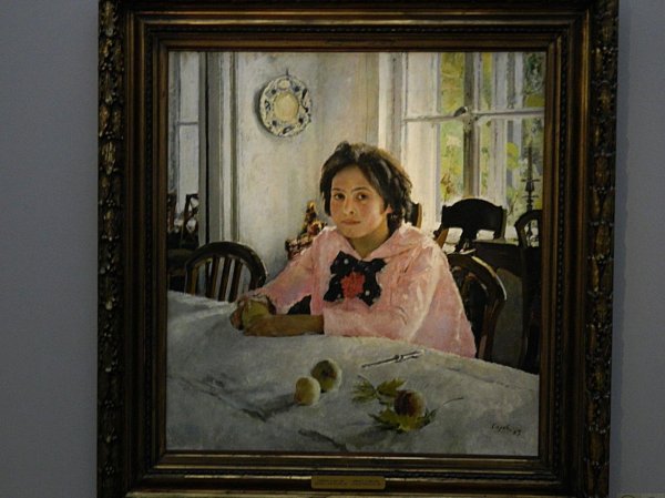 картина серова девочка с персиками