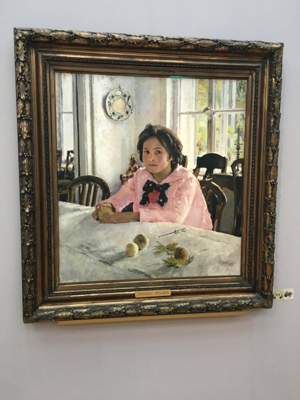 картина серова девочка с персиками