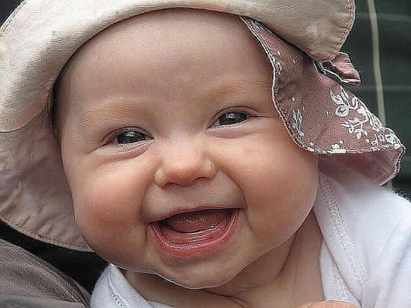 улыбающийся малыш