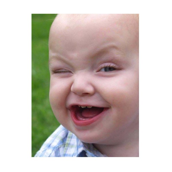 ребенок смеется