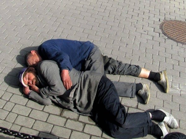 алкаш лежит