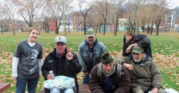 толпа бомжей