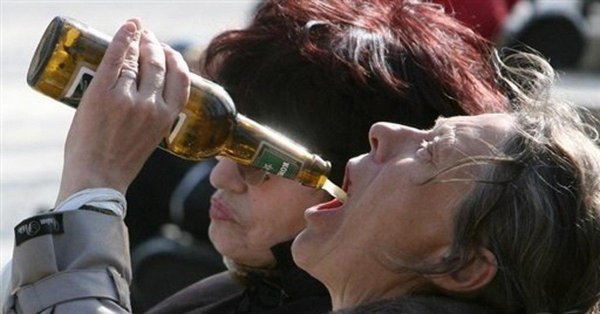 пьющая женщина