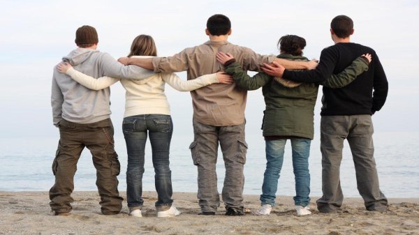 дружеские объятия