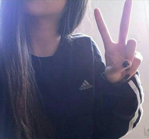 девушка в адидасе