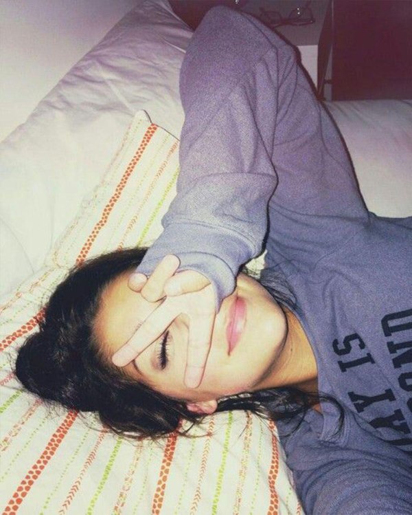 брюнетка селфи