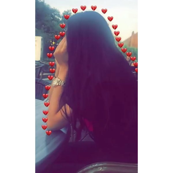 брюнетка со спины