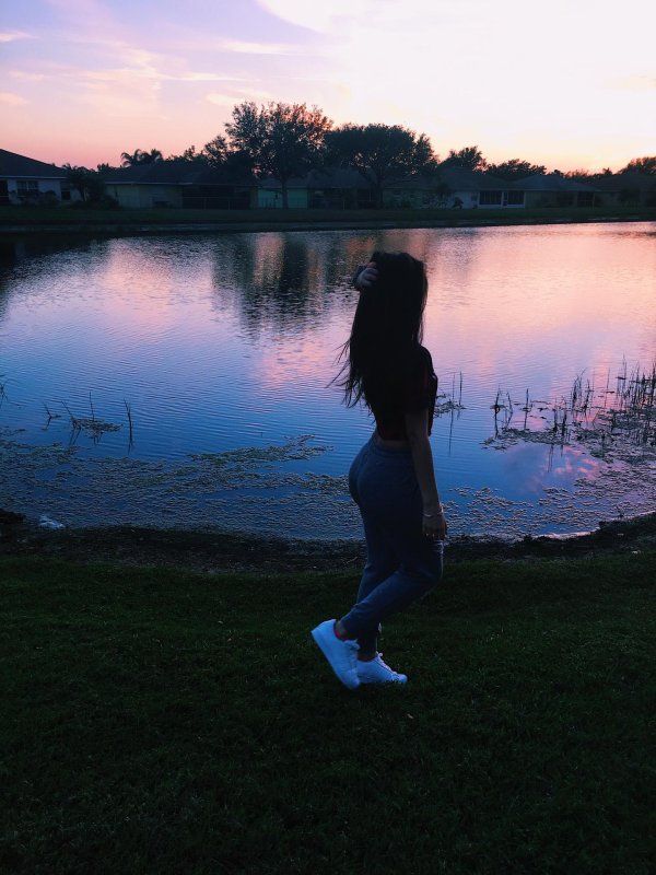 брюнетка на озере