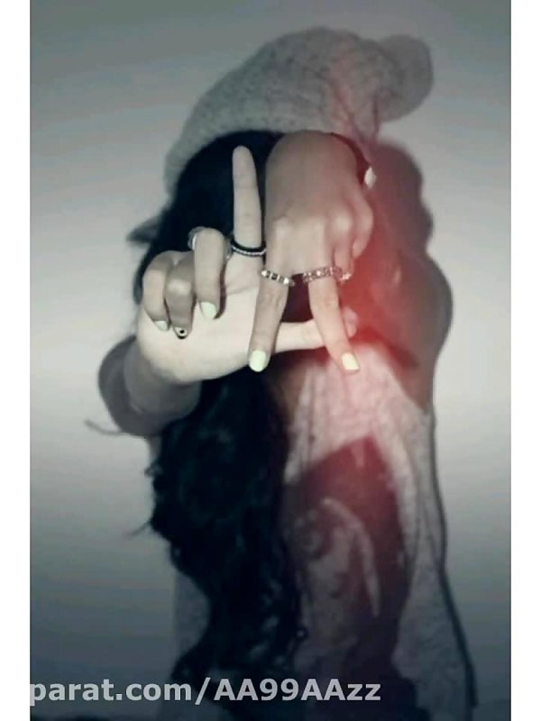 девушка показывает фак