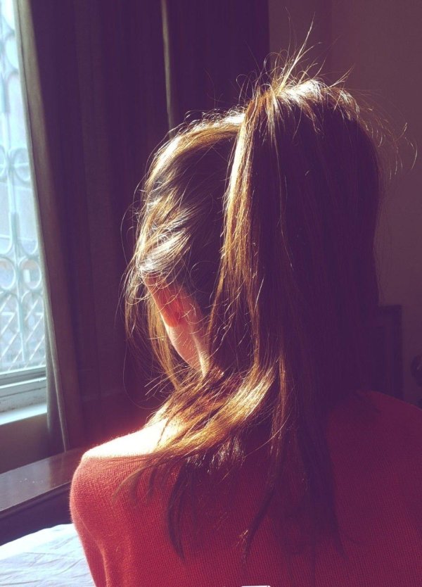 девушка со спины с длинными волосами