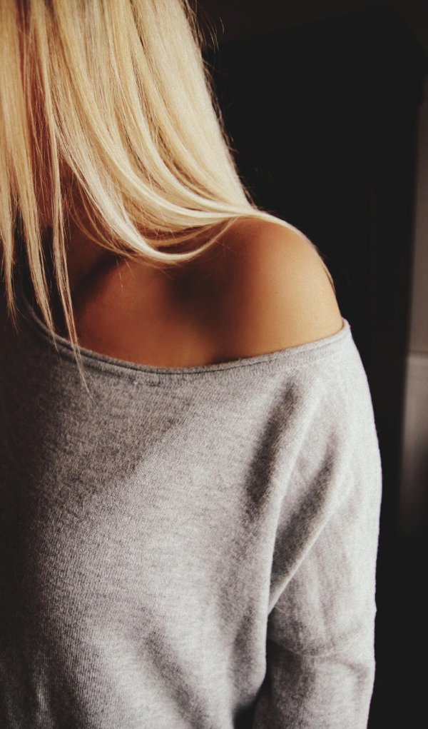 блондинка со спины