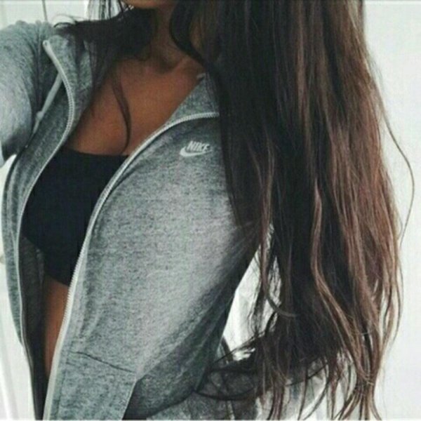 спортивные брюнетки с длинными волосами