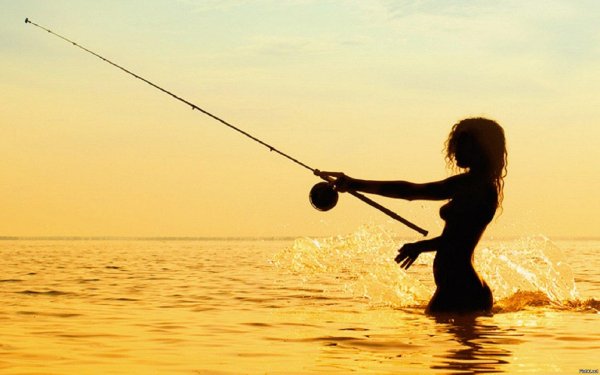 девушка рыбачка