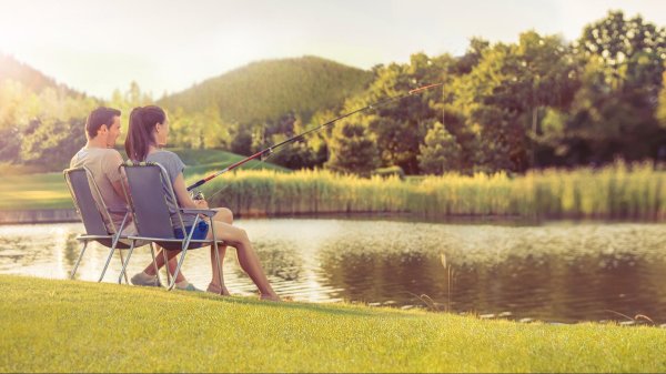 парень и девушка рыбачат