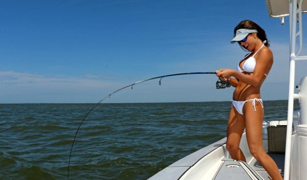 девушка с удочкой