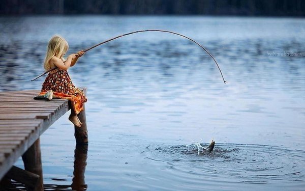 девочка с удочкой