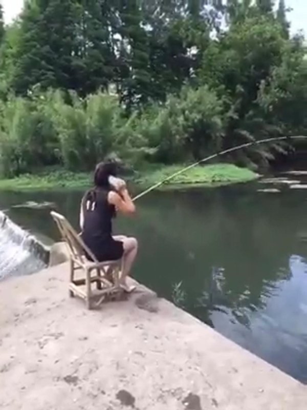 девушка ловит рыбу