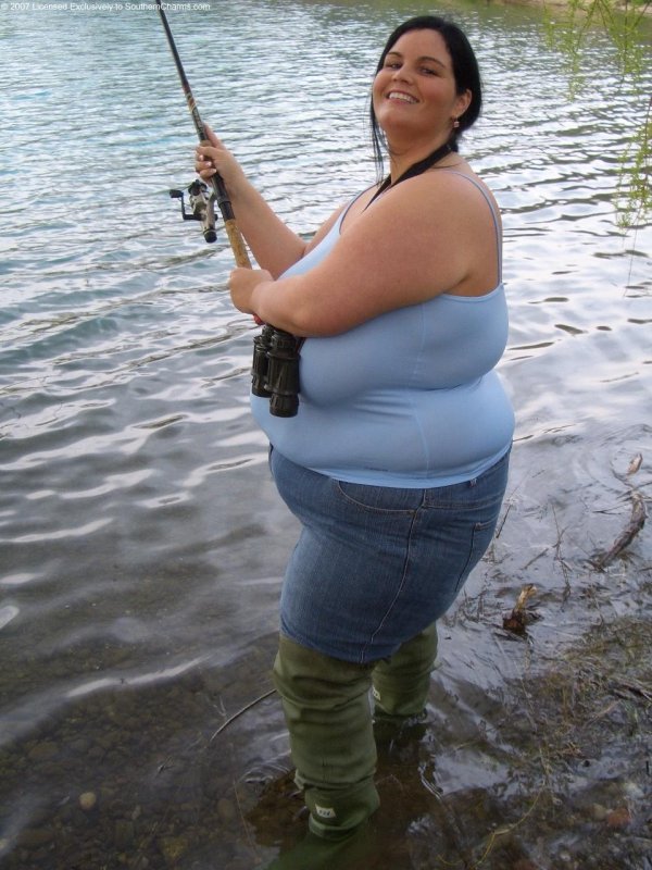 женщина рыбачит