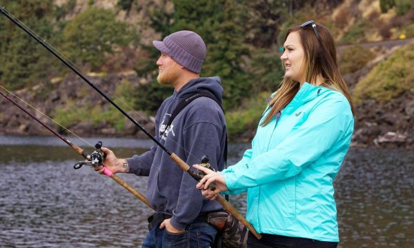женщина и мужчина рыбачат
