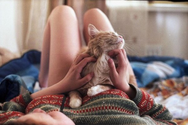 с котом на руках