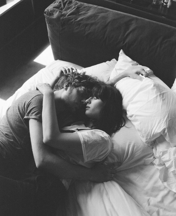 лежать в обнимку