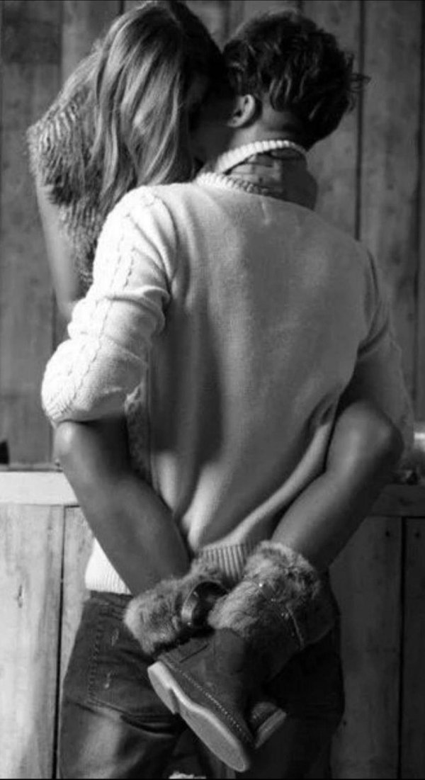 мужчина обнимает женщину сзади