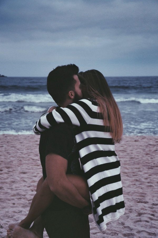 девушка обнимает парня