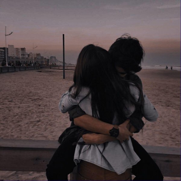 парочка обнимается