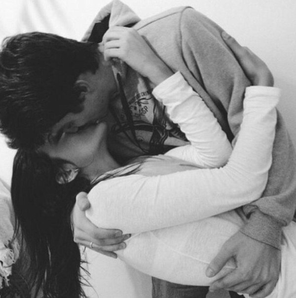 обнимает девушку