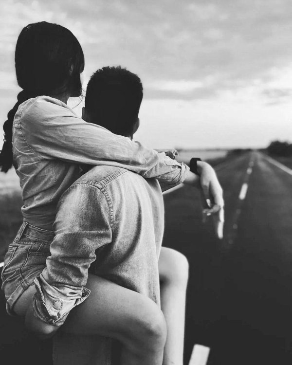 мужчина обнимает женщину сзади