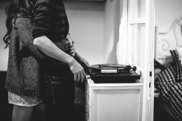 обнимает сзади