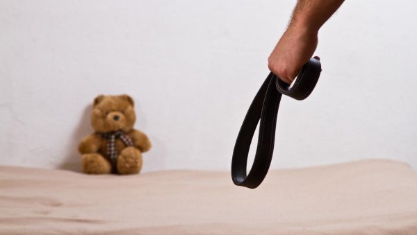 ремень в руках