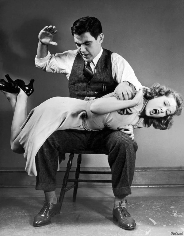 шлепает девочку