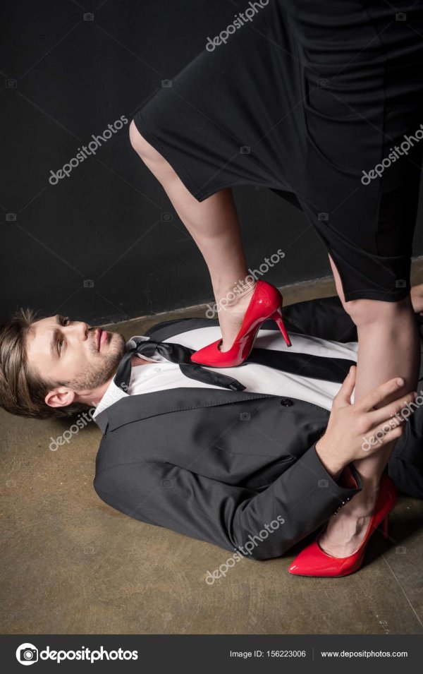 девушка наступила на мужчину