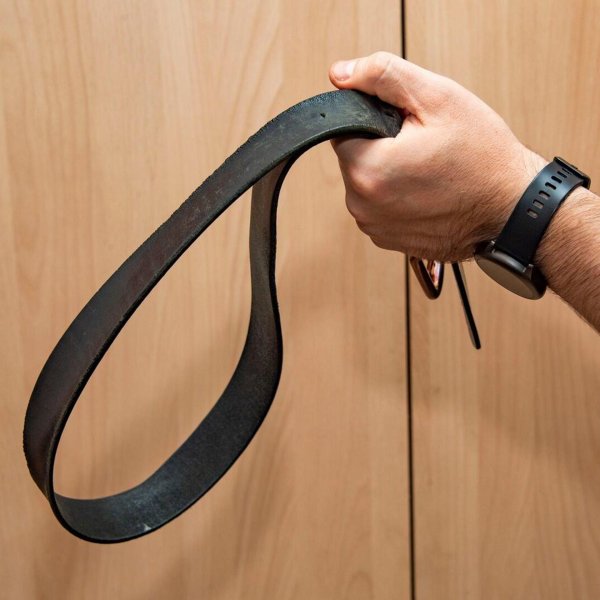 ремень в руках