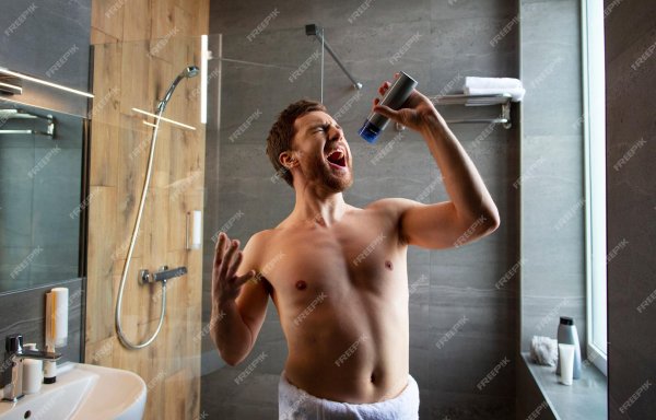 мужчина под душем