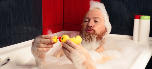 принимает ванну