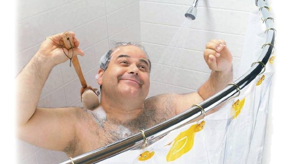 моется в ванной