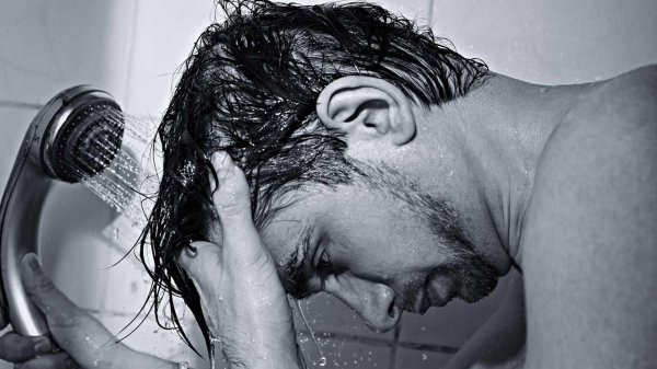 парни под душем