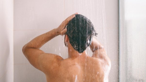 парни под душем