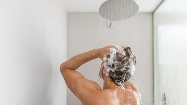 мужчина моется