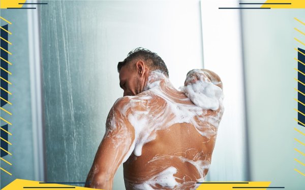мужчина моется