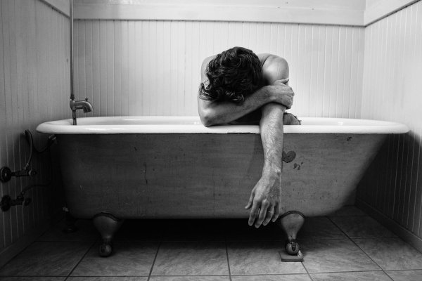 человек в ванне