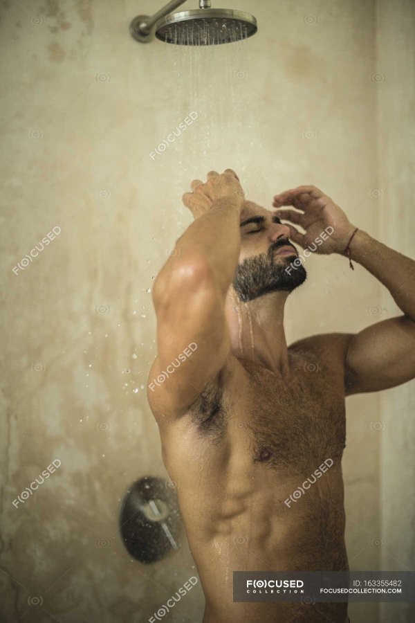 парни под душем