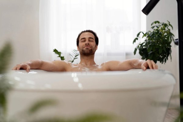 мужчина принимает ванну