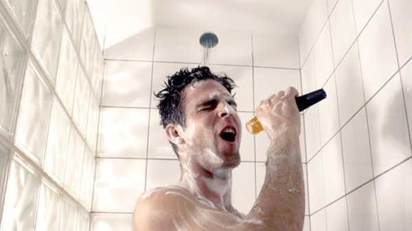 мужчина под душем